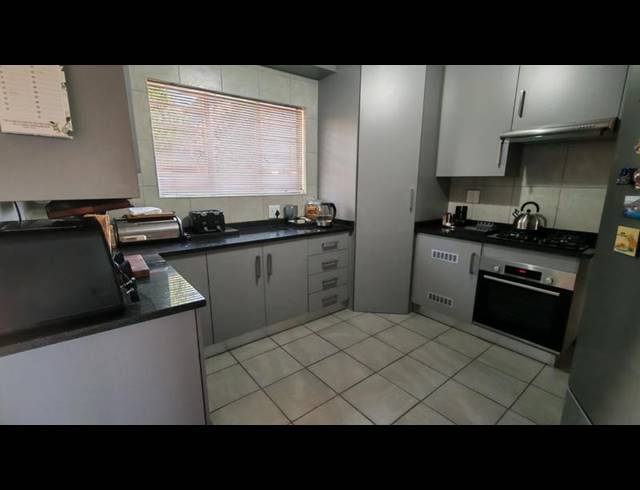 3 BEDROOM TOWNHOUSE FOR SALE IN ROOIHUISKRAAL NORTH